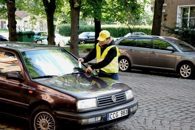 Mokestį už mašinų stovėjimą renka ir žmonės