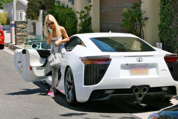 Paris Hilton – naujas automobilis ir nunešioti batai (foto)