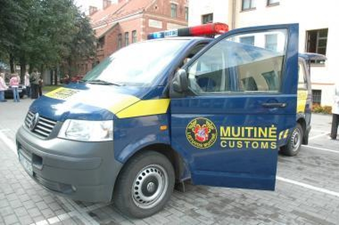 Pardavę konfiskuotas prekes muitininkai gavo beveik 1,5 mln. litų