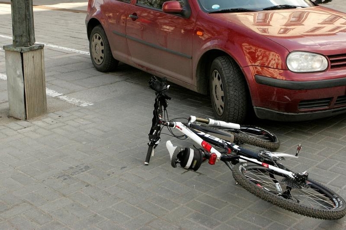 Po susidūrimo su automobiliu kretingiškė dviratininkė pateko į Klaipėdos ligoninę