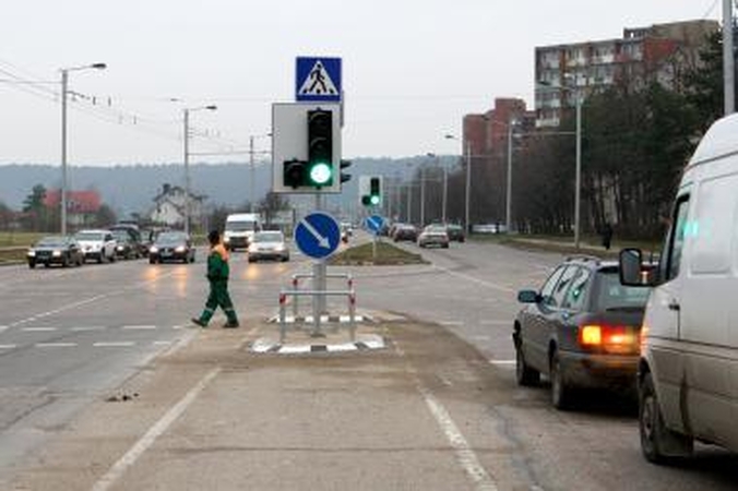 Vandalams užkliuvo nauji šviesoforai Raudondvario plente  