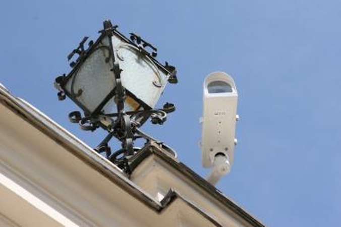 Siūlo stebėjimo kameras įsirengti daugiabučių laiptinėse ir kiemuose 