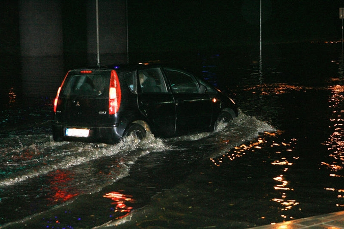 Per naktinę liūtį Vilniuje skendo automobiliai