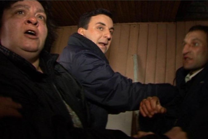 Bandydamas išvaduoti žmoną ir kūdikį iš namų, vyras daužė langus