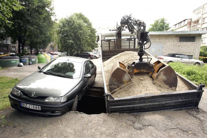 Vidury Kauno centro dvi mašinos susmigo į civilinės saugos slėptuvę (papildyta)