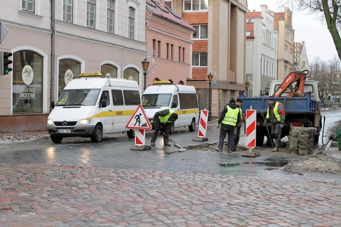 Atsitraukus šalčiams Tiltų gatvėje atsivėrė smegduobė