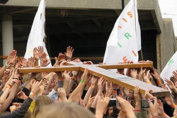 Jaunimo kryžius tūkstantinėje minioje keliavo per rankas