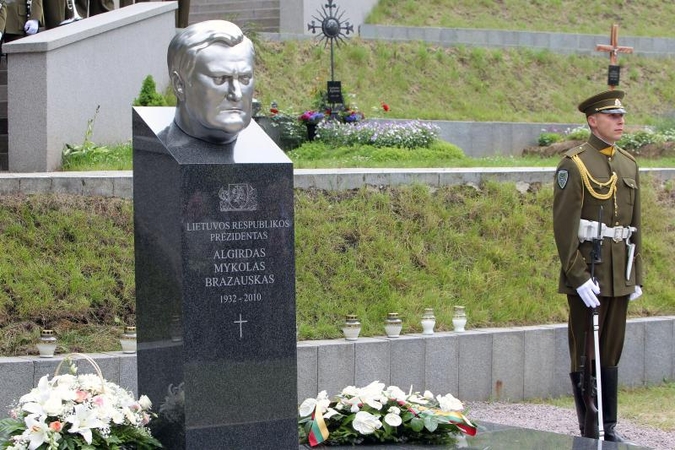 Neatsisakoma planų keisti A.M.Brazausko paminklą ant jo kapo