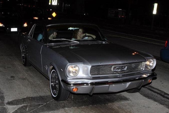 Iš popieriaus pagamintas natūralaus dydžio 1969 m. „Ford Mustang“