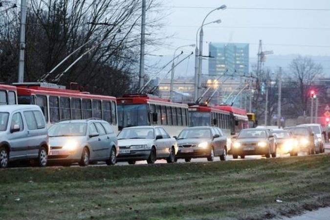 Slidžiose Vilniaus gatvėse - apie 200 eismo įvykių