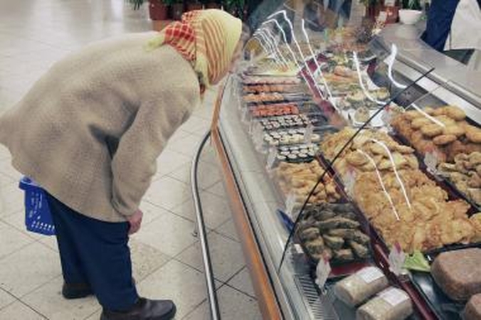 Trys jaunuoliai apiplėšė senutę