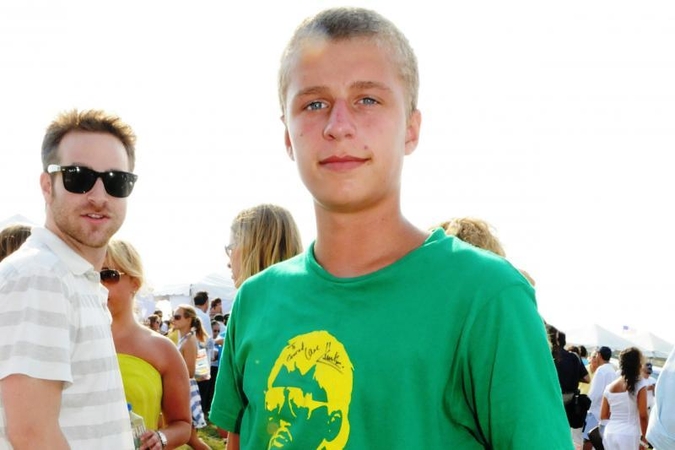 Paris Hilton jaunėlis brolis „prasinešė“ gatve kliudydamas dvi mašinas