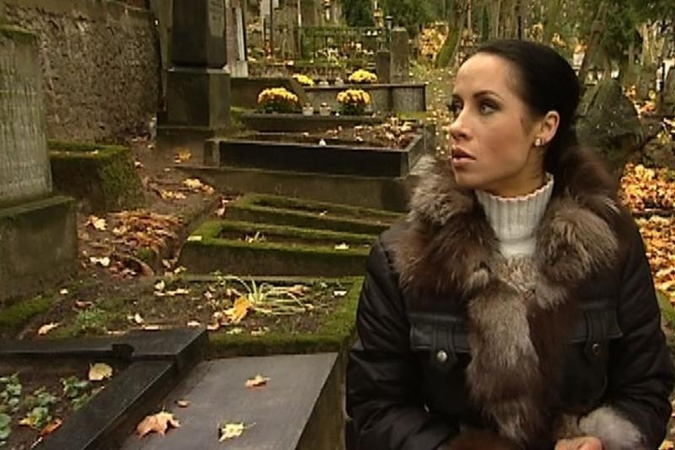 I. Kazlauskaitė tvarko ir svetimus kapus 