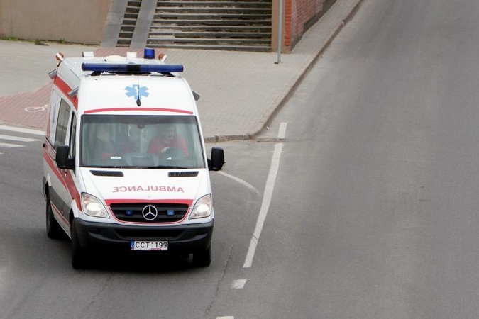 Po avarijos vyriškį mirtis ištiko medikų automobilyje