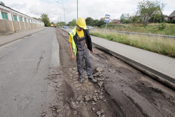Joniškės gatvėje po asfaltu rastais akmenimis grįs kitas gatves