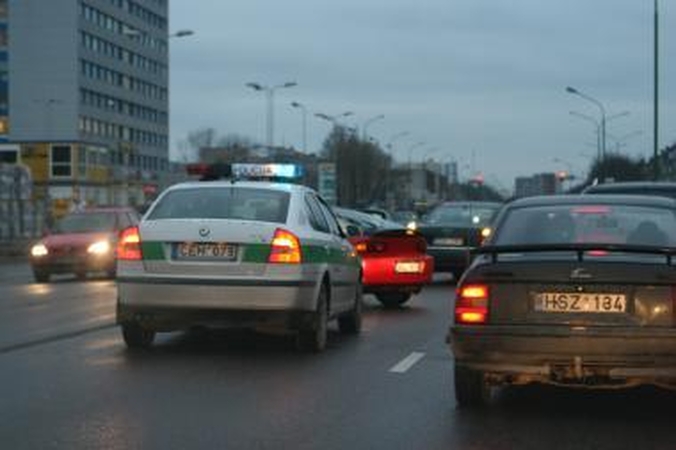 Nepraleido policijos automobilio su švyturėliais