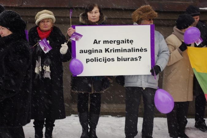 L. Stankūnaitės dukters gimtadienio proga – piketas prie policijos