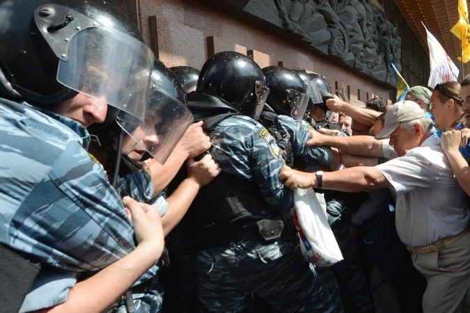 Ukrainoje kilo protestuotojų ir teisėsaugos pareigūnų muštynės