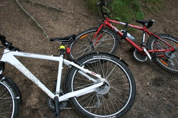 Girtas vairuotojas įsirėžė į dviratininkus, sužeistos dvi mergaitės