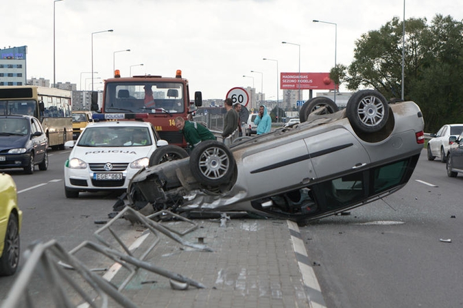 Lėkdamas per draudžiamą šviesoforo signalą apvirto automobilis