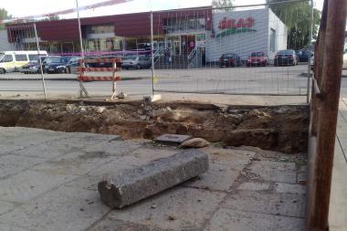 A.Juozapavičiaus prospekte vagiami grindinio akmenys