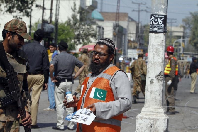 Pakistane mirtininko sprogdintojo aukų skaičius padidėjo iki 12