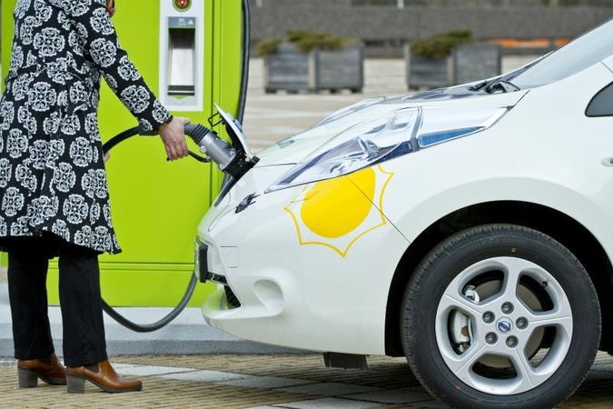 Medikas: į elektromobilį sėstis žmogus su širdies stimuliatoriumi gali