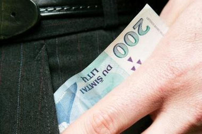 Seimas apribojo valstybės tarnautojų priedų dydį