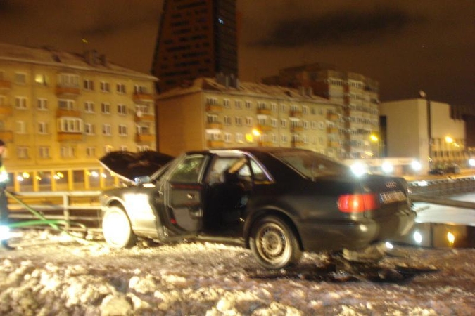 Klaipėdoje girto vairuotojo mašina pakibo ant Pilies tilto (papildyta)