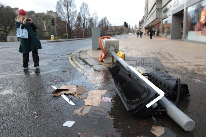 Didžiojoje Britanijoje siaučia audros   