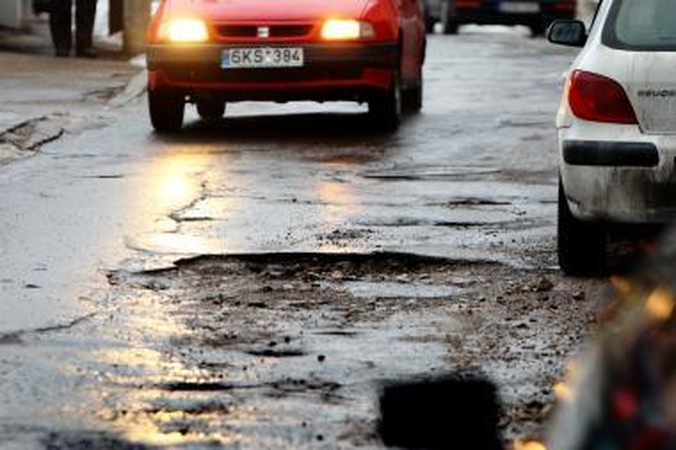 Duobės laužo kauniečių automobilių ratus