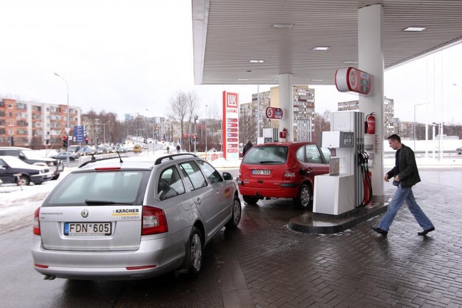Litras benzino kainuoja jau beveik penkis litus