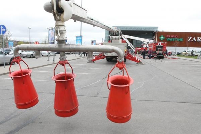 Ugniagesiai gelbėtojai iš automobilio laisvins Deivį
