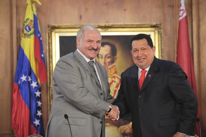 H.Chavezas šiltai sutiko Vakarų izoliuotą Baltarusijos lyderį