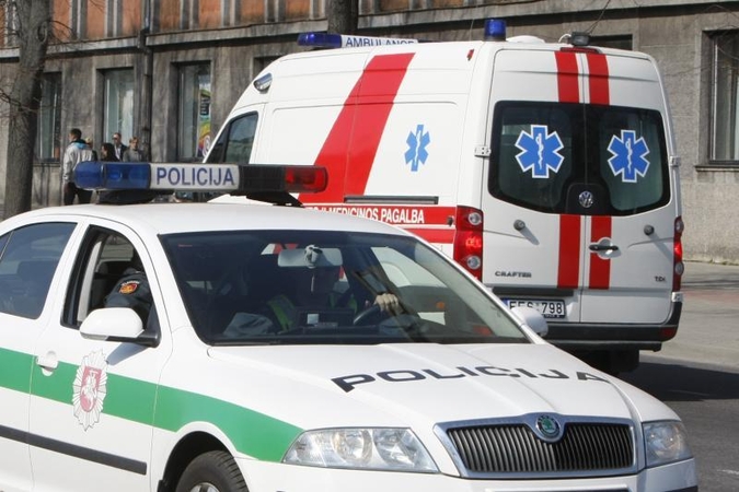 15-metė gatvėje dūrė peiliu į nugarą vienmetei