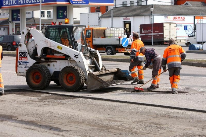 Kaunas paskelbė karą duobėms: kelininkai pluša iš peties