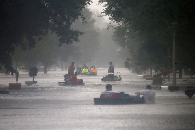 Uraganas „Isaac“ silpnėja ir suka į šiaurę