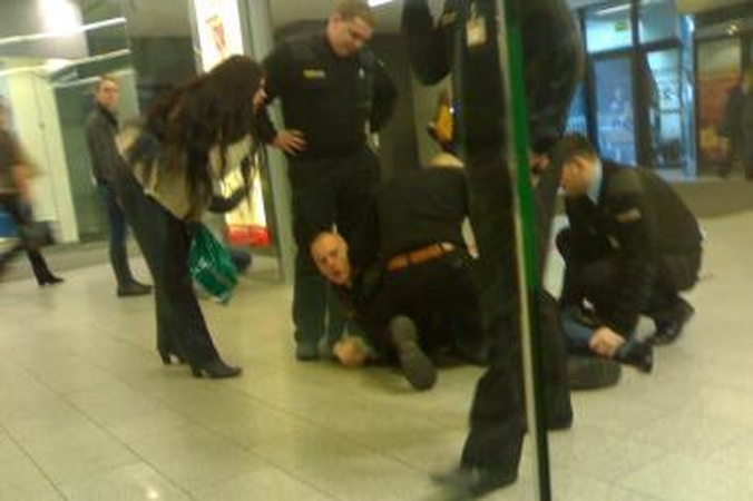 Incidentas „Akropolyje“: kaunietis tikina be priežasties sumuštas apsaugininkų (papildyta)