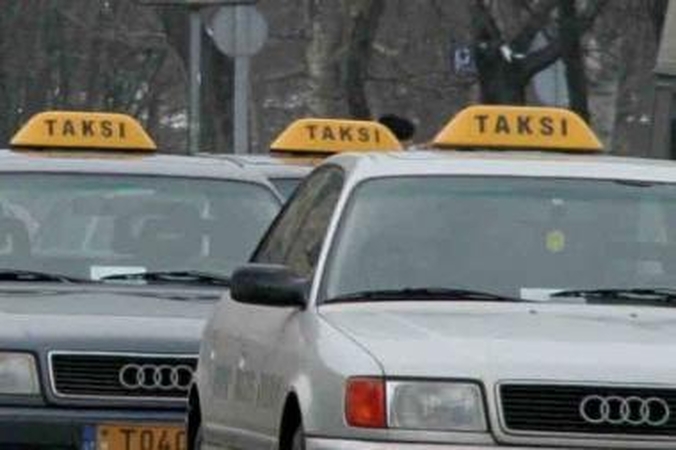 Taksi automobilis atvyks greičiau iškvietus jį telefonu 118