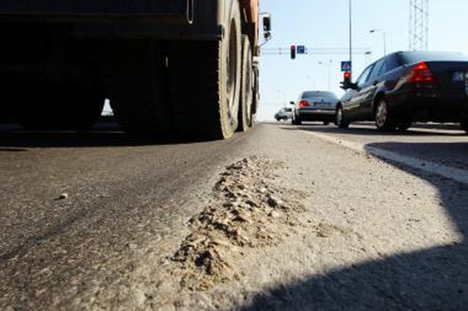 Pėsčiasis žuvo po automobilio ratais