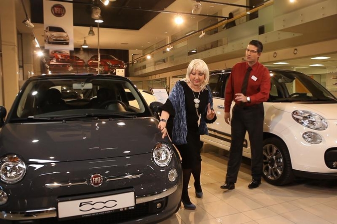 A. Baukutė niekaip neišsirenka naujo automobilio?
