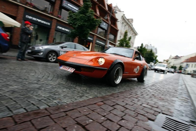 Klasikinių automobilių gerbėjai vairuoja džentelmeniškai