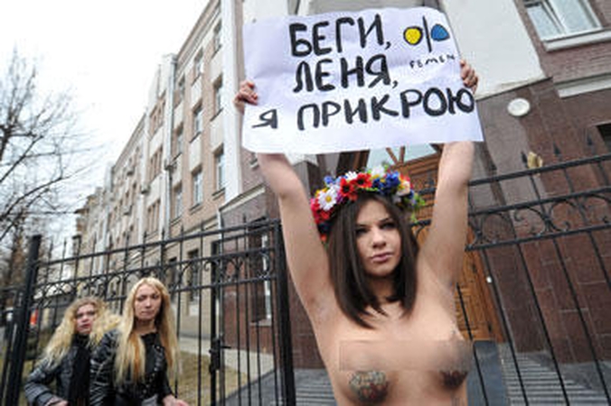 "Femen" aktyvistė nuoga krūtine stojo ginti buvusio prezidento