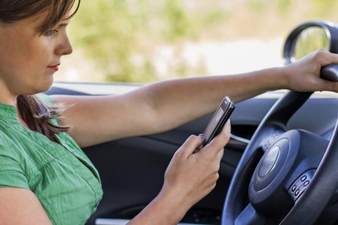 Moters automobilyje - lankstinukai su rusvos spalvos milteliais