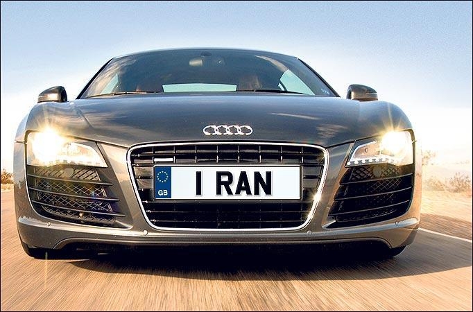 Anglijoje uždrausti įžeidžiantys automobilių numeriai