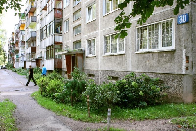 Gėlių darželiai po langais ir suburia, ir skaldo