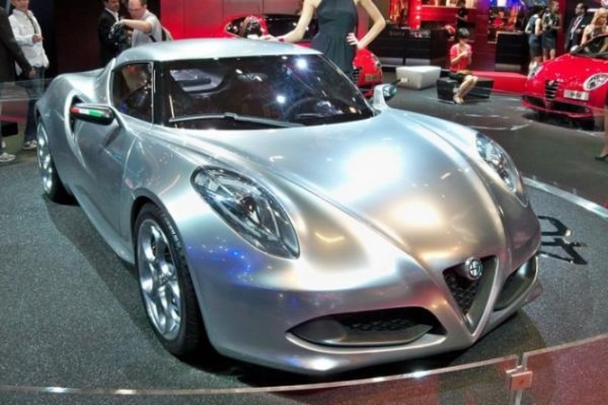 Frankfurtas: metalo spalvos žvilgantis „Alfa Romeo 4C“ 