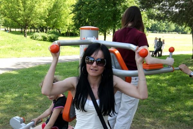 Kalniečių parke po treniruokliais paklota nauja danga
