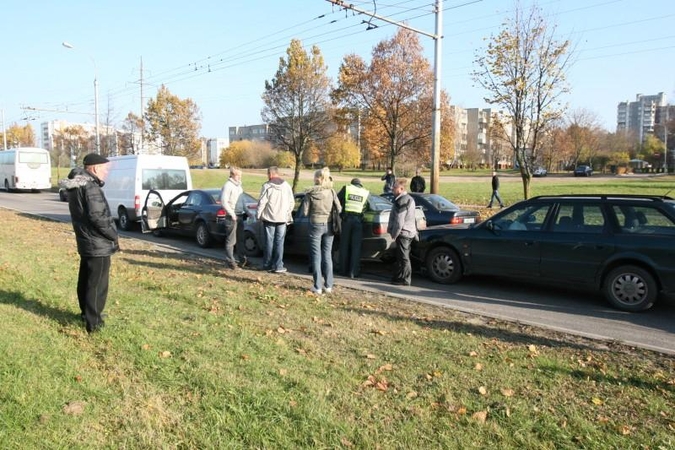 Vilniuje Laisvės prospekte susidūrė penki automobiliai