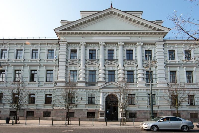 Buvusiai Vilniaus apygardos teismo finansininkei pareikšti įtarimai